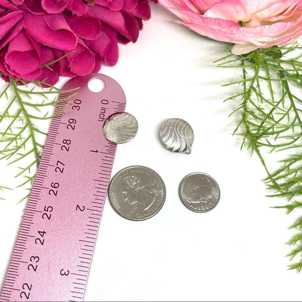VINTAGE⚜️RETRO Textured Silver Button Clip Earrings - Picture 8 of 8